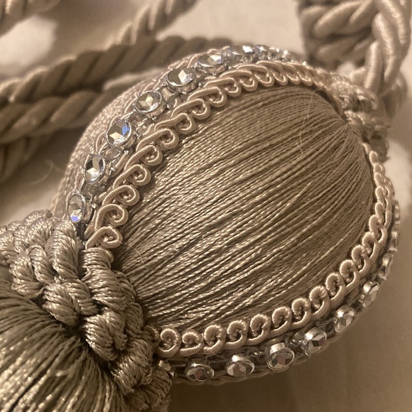 Curtain holders - Picture 7 of 7